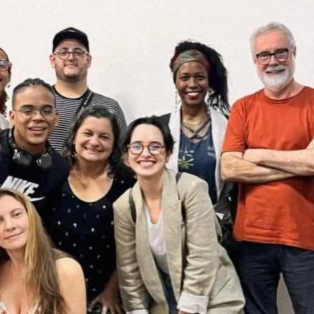 Ruy Jobim de camisa laranja com a turma de comunicadores da produtora 5e60