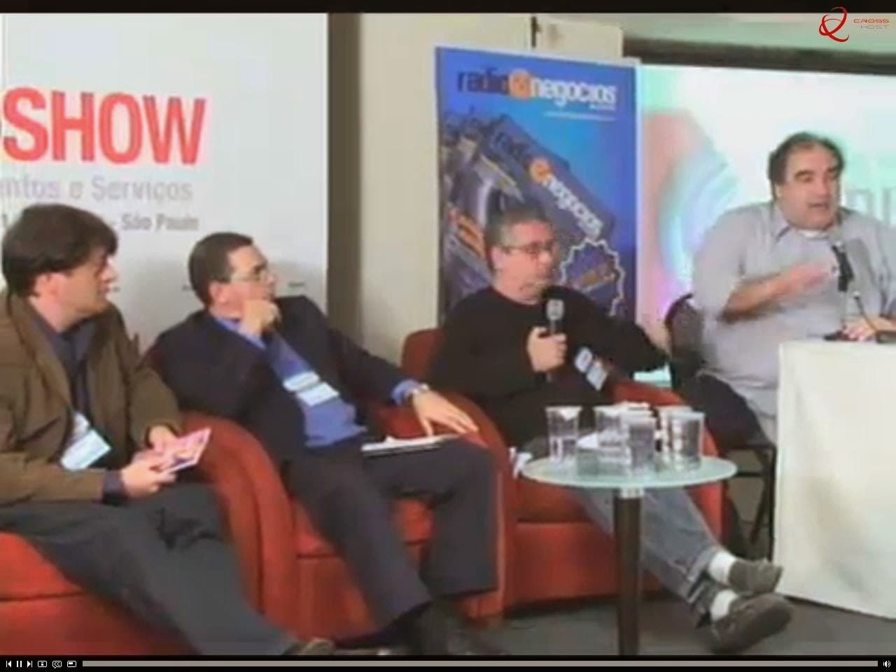 Ruy Jobim com o microfone num painel do Brasil Rádio Show, ao lado de outros debatedores