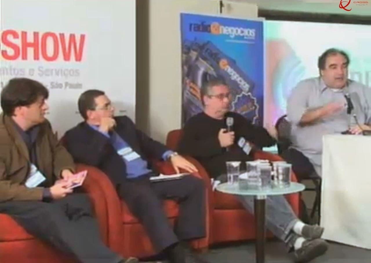 Ruy Jobim com o microfone num painel do Brasil Rádio Show, ao lado de outros debatedores