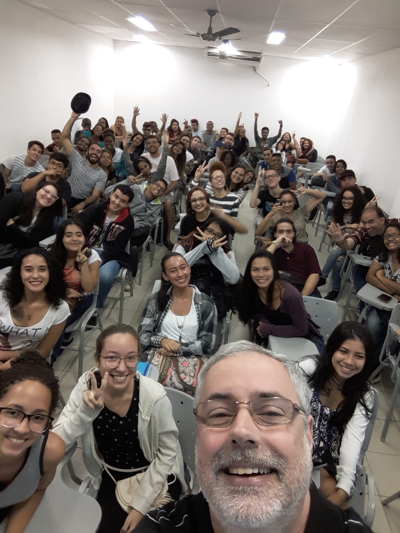 Ruy Jobim faz uma selfie com uma sala de aula lotada de estudantes acenando