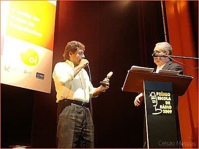 Ruy Jobim no palco do Teatro Carlos Gomes apresentando o Prêmio Escola de Rádio 2009, ao lado do púlpito