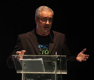 Ruy Jobim de blazer preto apresentando o Prêmio Rádio Rio ao microfone