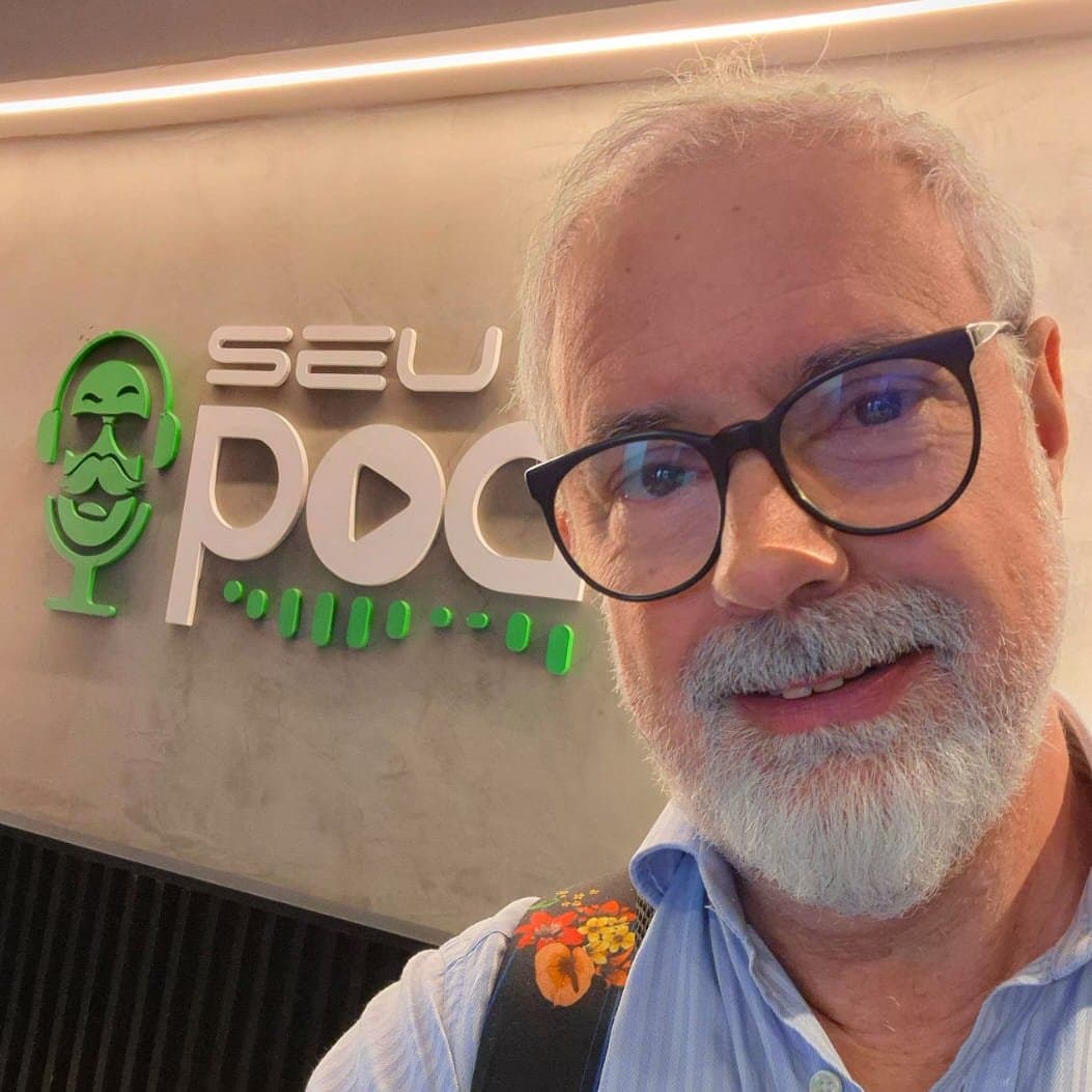 Selfie de Ruy Jobim em frente ao logo do SeuPod